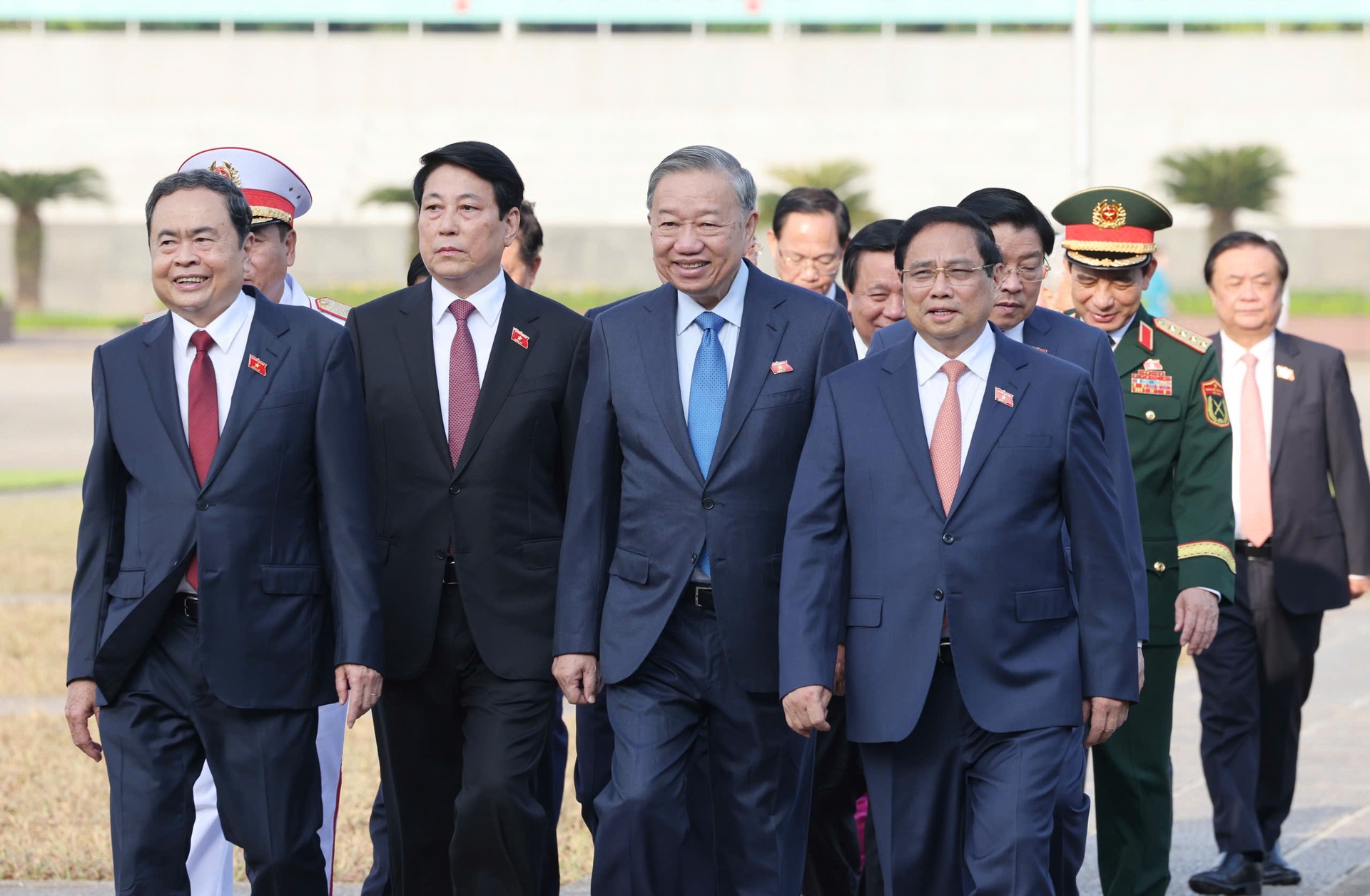 Lãnh đạo Đảng, Nhà nước và đại biểu Quốc hội vào Lăng viếng Bác - 5