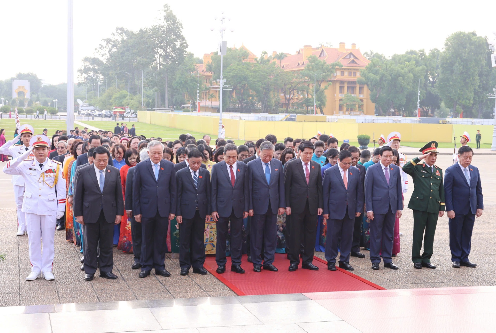 Lãnh đạo Đảng, Nhà nước và đại biểu Quốc hội vào Lăng viếng Bác - 6