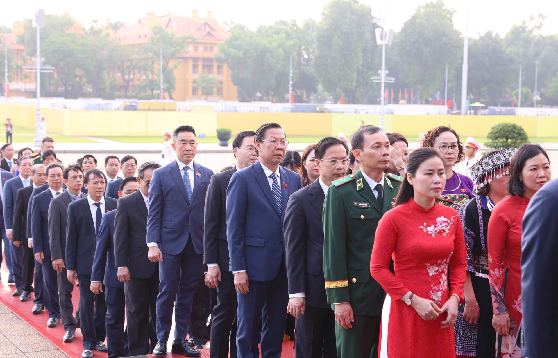 Lãnh đạo Đảng, Nhà nước và đại biểu Quốc hội vào Lăng viếng Bác - 8