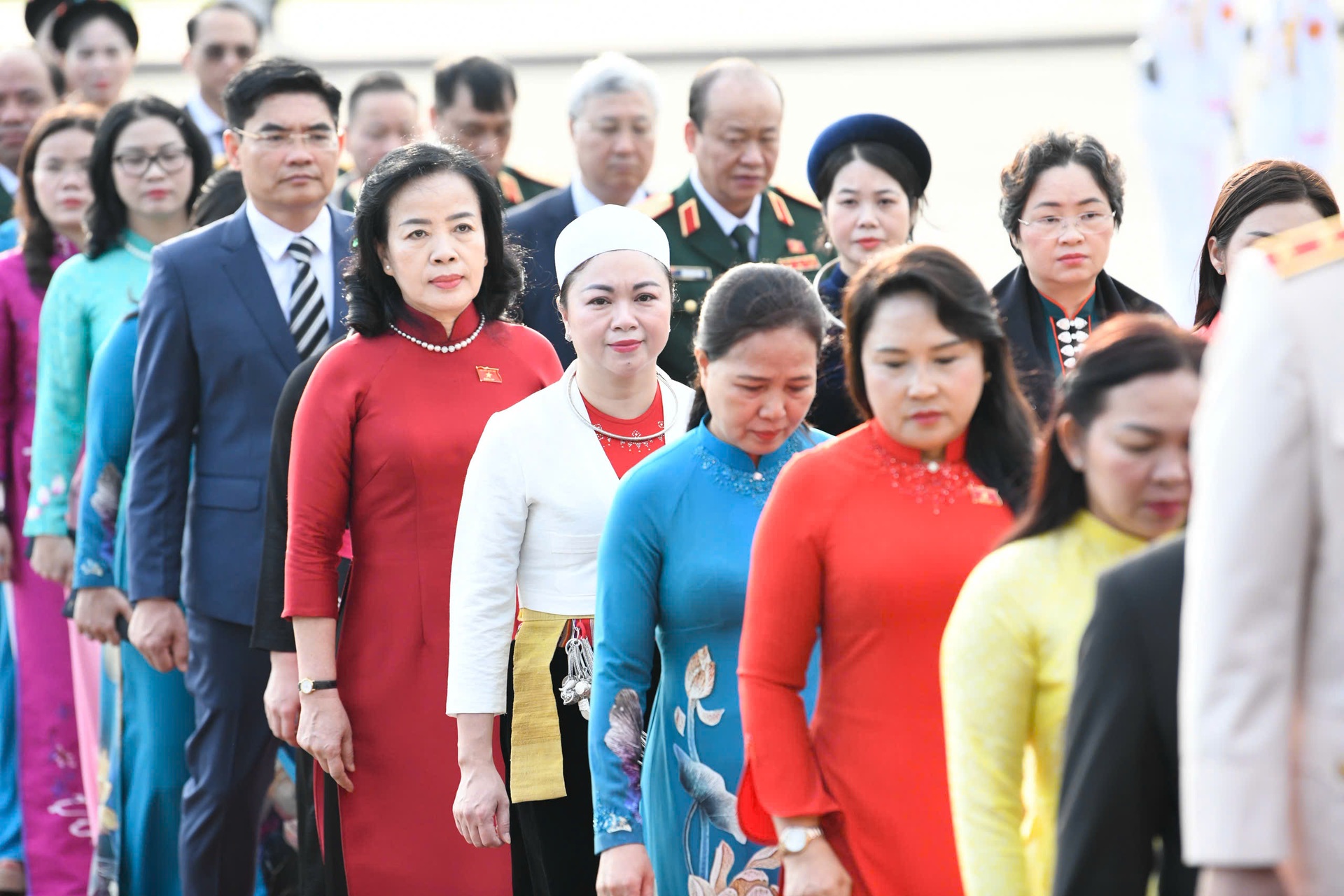 Lãnh đạo Đảng, Nhà nước và đại biểu Quốc hội vào Lăng viếng Bác - 9