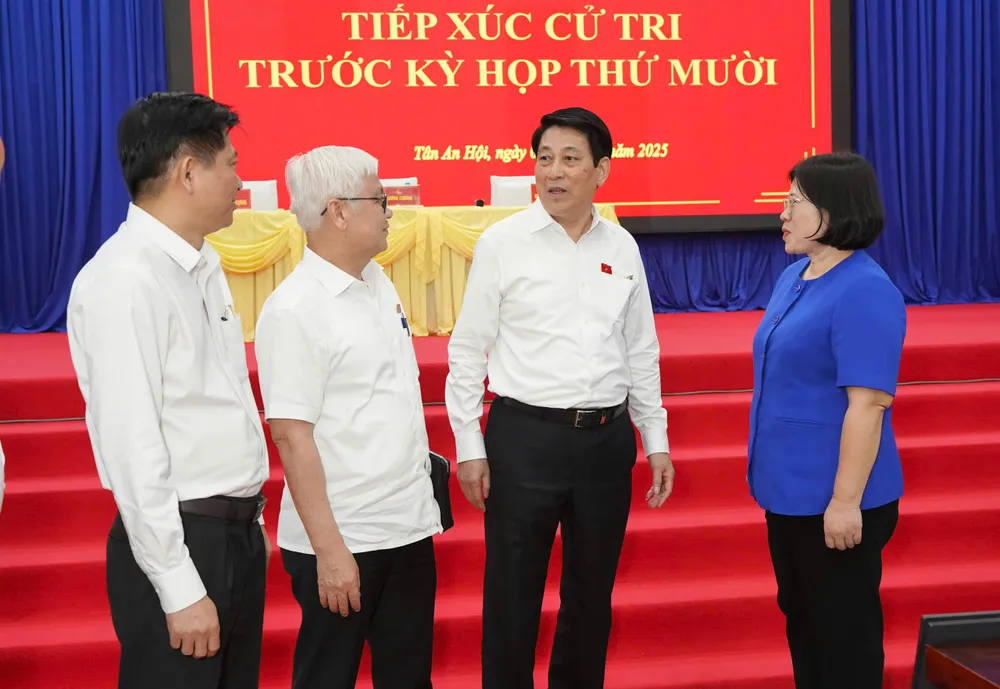 Chủ tịch nước Lương Cường trao đổi với các đại biểu bên lề buổi tiếp xúc