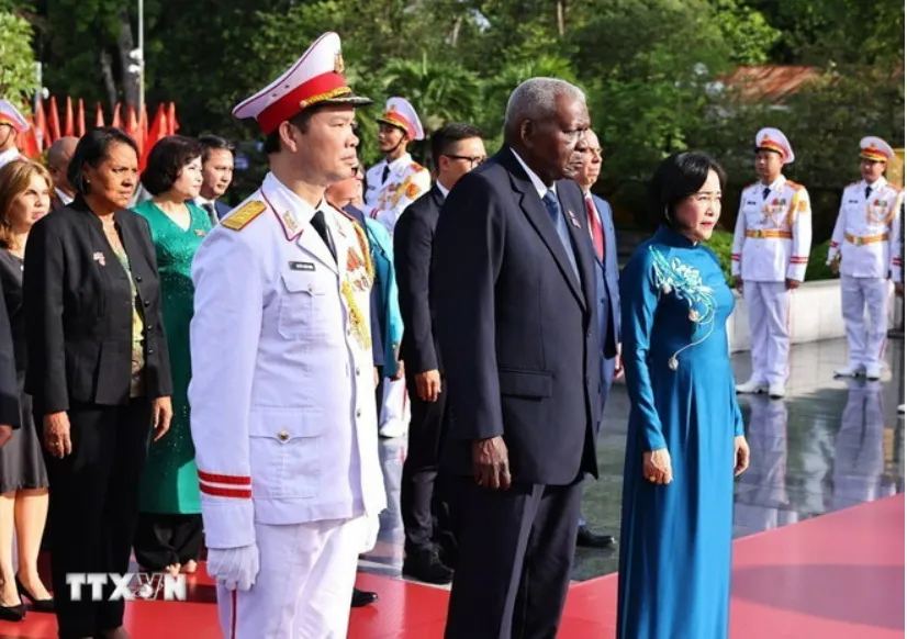 Chủ tịch Quốc hội Cuba Esteban Lazo Hernández đến đặt vòng hoa tại Đài tưởng niệm các Anh hùng liệt sỹ. Ảnh: Minh Đức/TTXVN