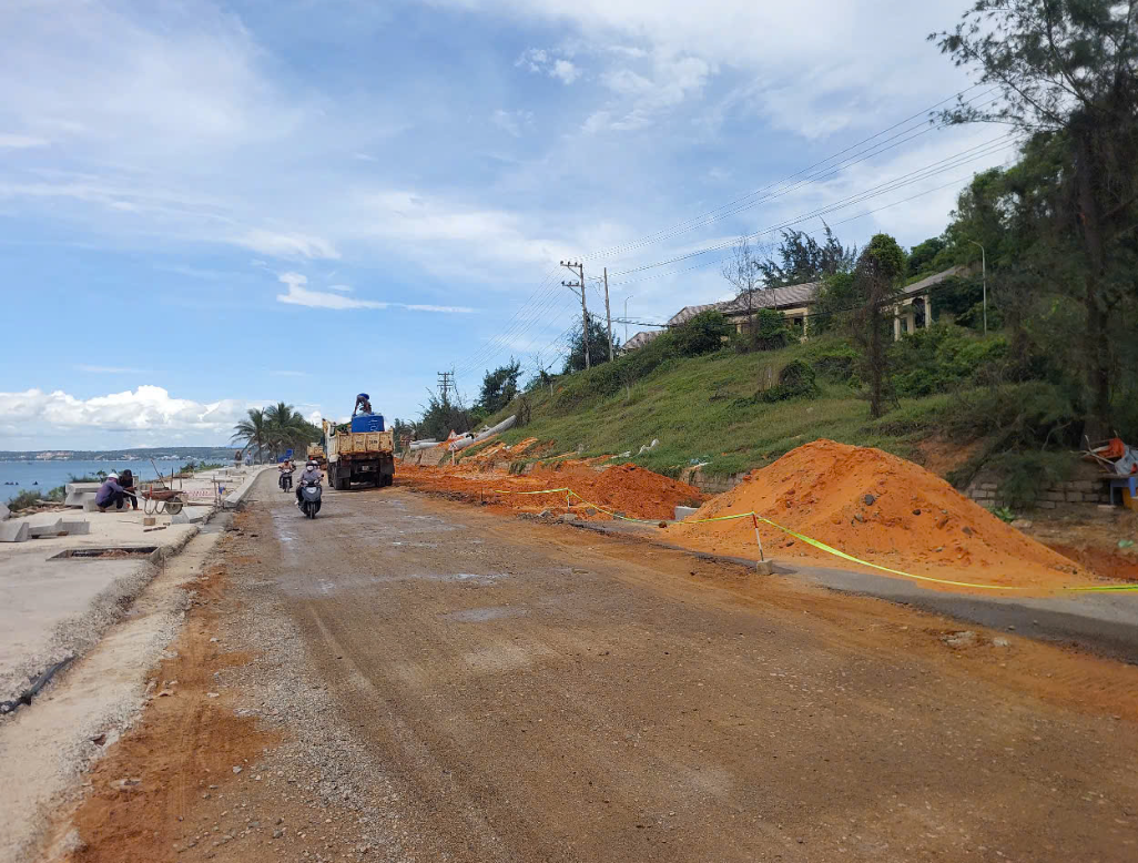 Đường du lịch ven biển Mũi Né ì ạch tiến độ vì vướng mặt bằng - Ảnh 4.