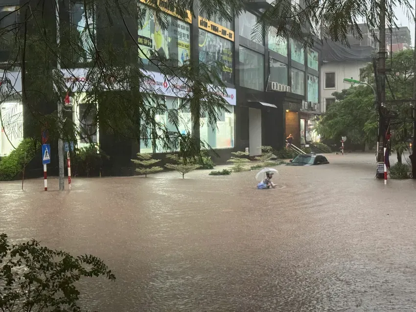 Nhiều người dân cho biết chưa bao giờ Hà Nội ngập nặng như thế