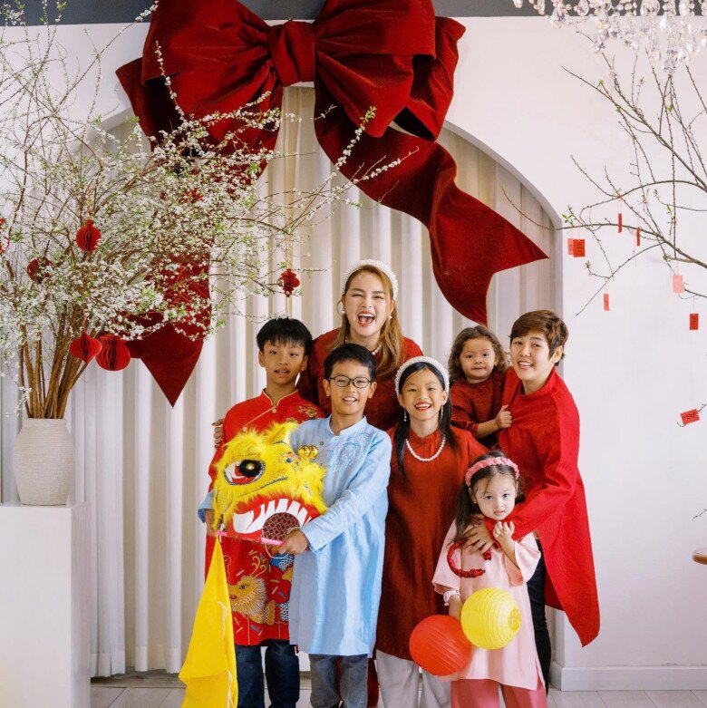 Người đẹp luôn lạc quan và khoe những khoảnh khắc hạnh phúc bên các con trên mạng xã hội. 