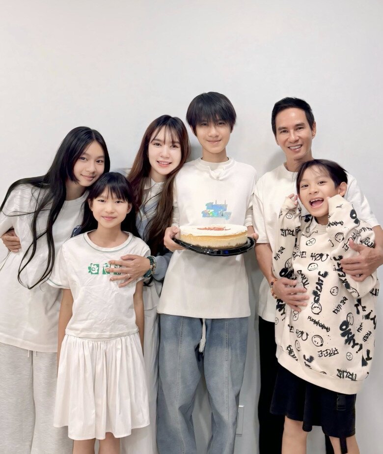 Sao Việt 24h: Á hậu Việt một mình nuôi 5 con nay than amp;#34;nghèo không nuôi nổiamp;#34;, quý tử xin bố giúp - 10