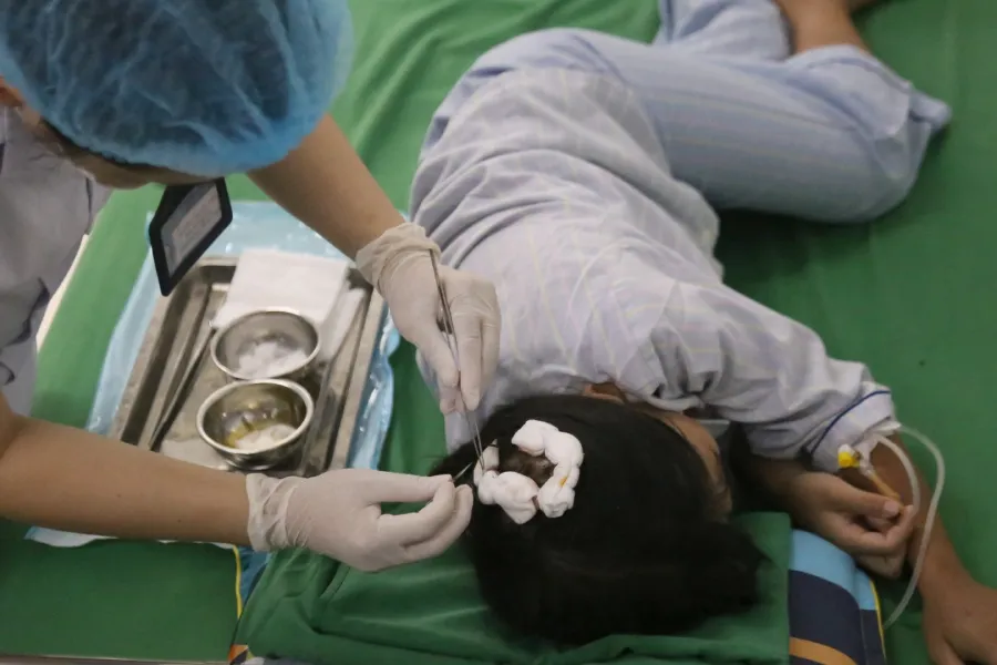 Em L đưa đi cấp cứu với vết thương trên đầu. cha-duong-danh.jpg