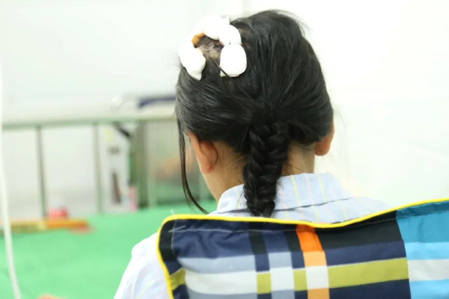 Em L đang được điều trị tại bệnh viện. Bé gái 9 tuổi bị cha dượng đánh: 'Con chỉ mong cha đừng uống rượu, đừng đánh con nữa...'