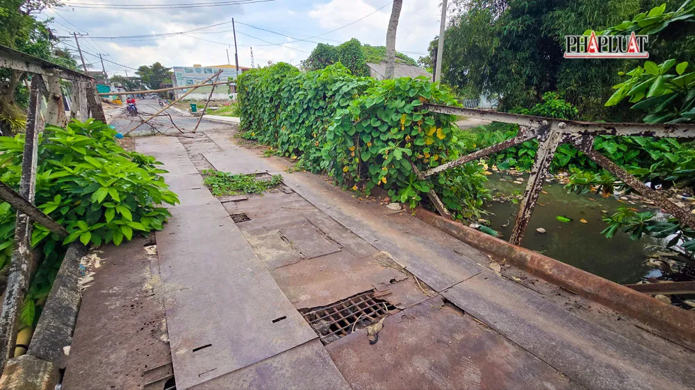 Sau sự cố, cầu sụt lún, thanh sắt đà dọc bị gãy một bên, công trình hư hỏng nặng không thể lưu thông. Ảnh: CHÂU ANH cau-ba-le-tp-can-tho-3.jpg