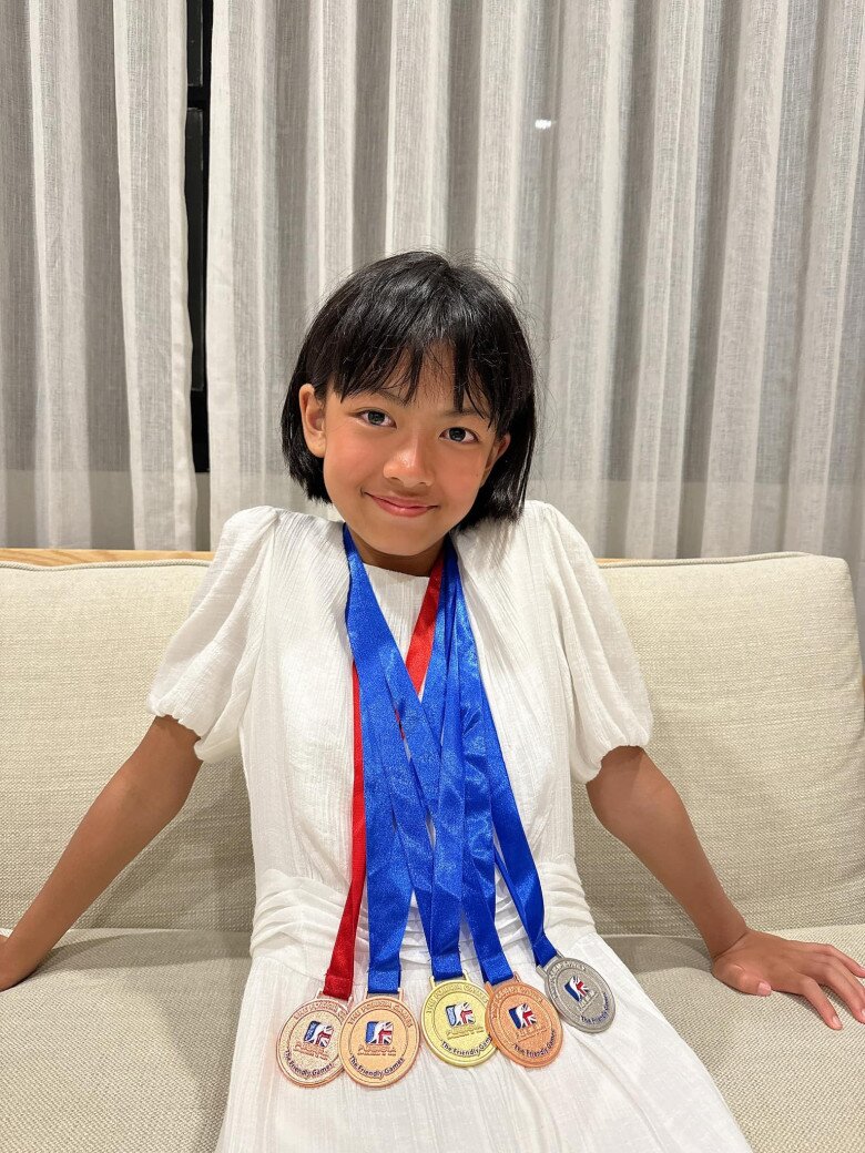 Bé An Như có thể chơi nhiều môn thể thao, từng giành nhiều giải thưởng.