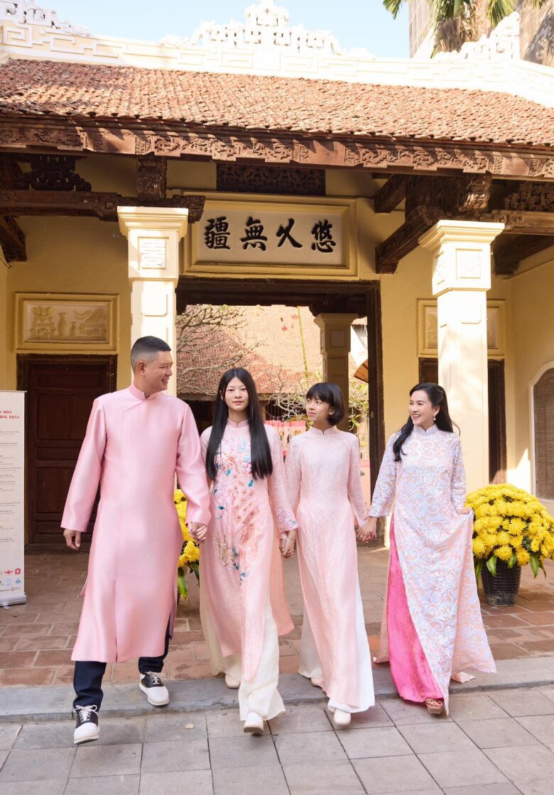 2 con gái của diễn viên Bình Minh đều thừa hưởng chiều cao vượt trội.