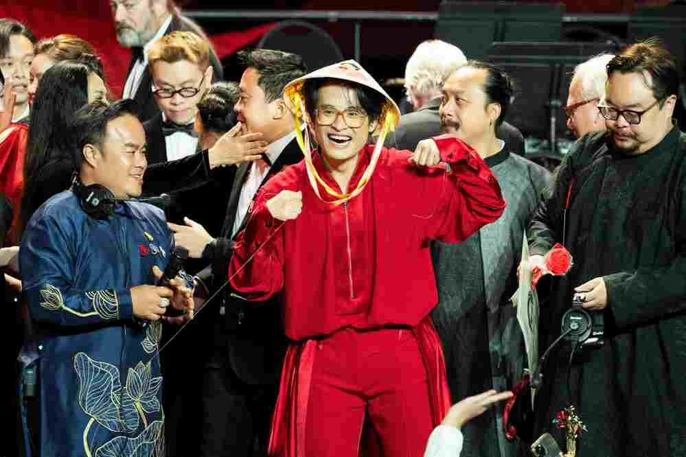  
Anh hạnh phúc vì khán giả Việt đã mặc áo dài, đội nón lá đến xem show.