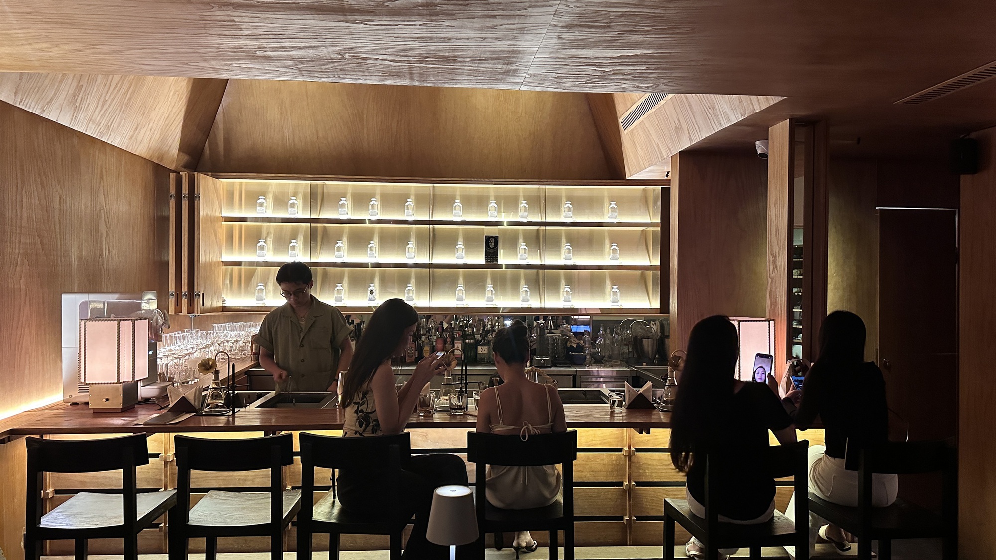 "Không được chụp ảnh" nên khách review 1 sao, quán rượu Hà Nội đáp trả: Chúng tôi không phù hợp với nhu cầu các bạn - Ảnh 3.