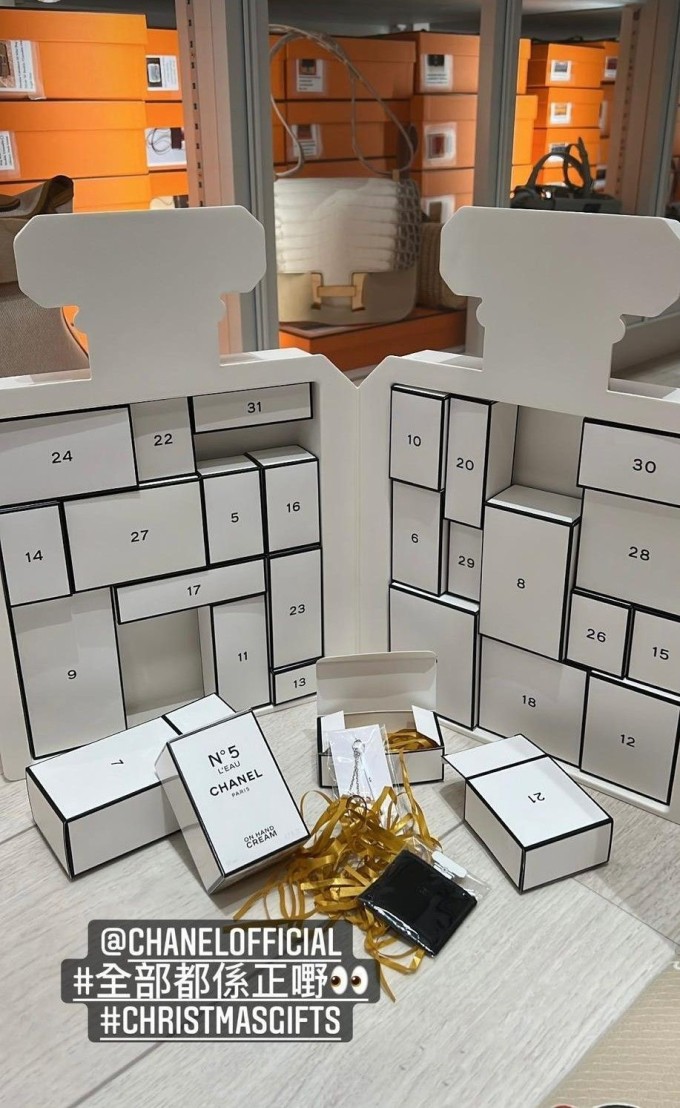 Bức tường Hermes màu cam được dựng từ các hộp Hermes trong nhà của Trần Khải Vận. Ảnh: Instagram