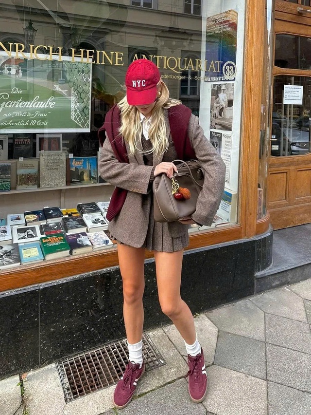 Thu đông 2025, sắc tím đỏ burgundy trở thành tông màu chủ đạo- Ảnh 3.