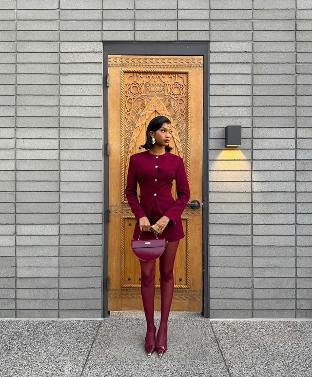 Thu đông 2025, sắc tím đỏ burgundy trở thành tông màu chủ đạo- Ảnh 6.