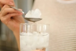 Cơ thể thiếu hụt vitamin gì nếu bạn thường xuyên thèm nhai đá?