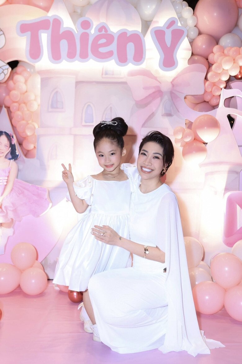 Bé Ốc diện váy trắng đáng yêu đón tuổi mới.