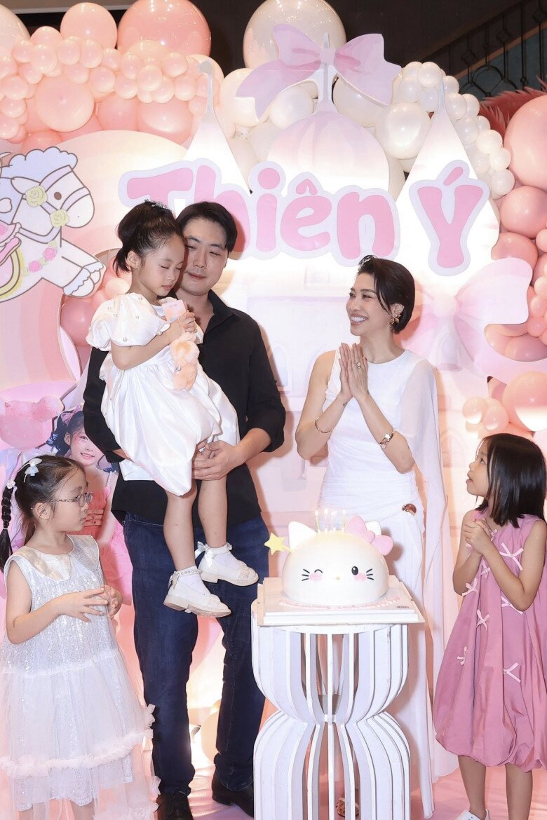 Con gái Pha Lê được bố bế bồng thổi nến sinh nhật.