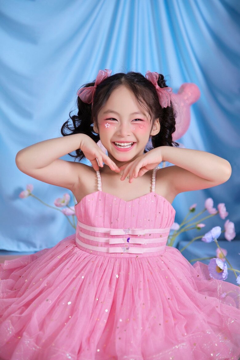 Lên 5 tuổi, bé Ốc được khen ngợi ngày càng xinh xắn.