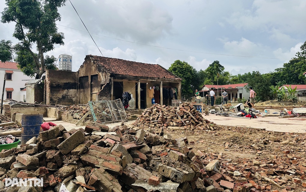 Cụ ông bị lũ cuốn ra bụi tre, mắt đỏ hoe nhìn nhà sập - 2