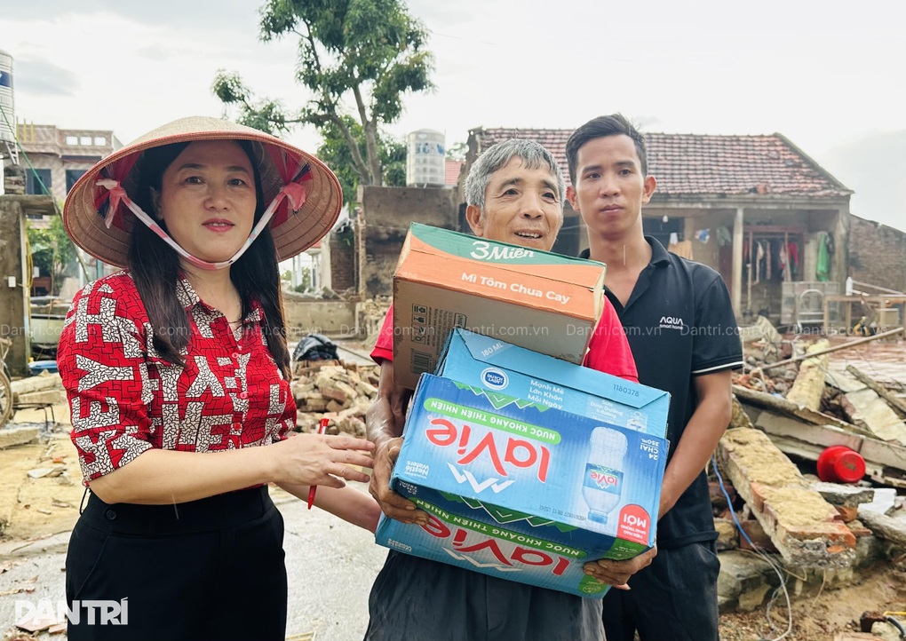 Cụ ông bị lũ cuốn ra bụi tre, mắt đỏ hoe nhìn nhà sập - 4