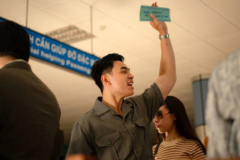 Thái Hoà "hạ cái tôi" để làm bạn cùng con, đi khắp đoàn phim khoe ngoại hình điển trai của quý tử 6 Chỉ trong vài buổi tập luyện, Thiên Minh đã được nhận xét là thích nghi, tiến bộ nhanh rồi giành được vai diễn.