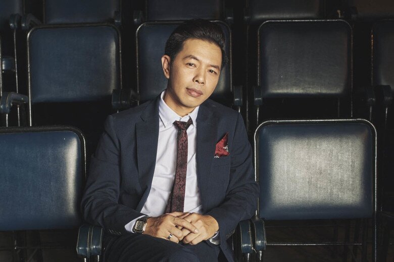 Thái Hoà "hạ cái tôi" để làm bạn cùng con, đi khắp đoàn phim khoe ngoại hình điển trai của quý tử 7 Thái Hòa là một nam diễn viên nổi tiếng với sự đa tài, được mệnh danh là ông vua phòng vé tại Việt Nam.