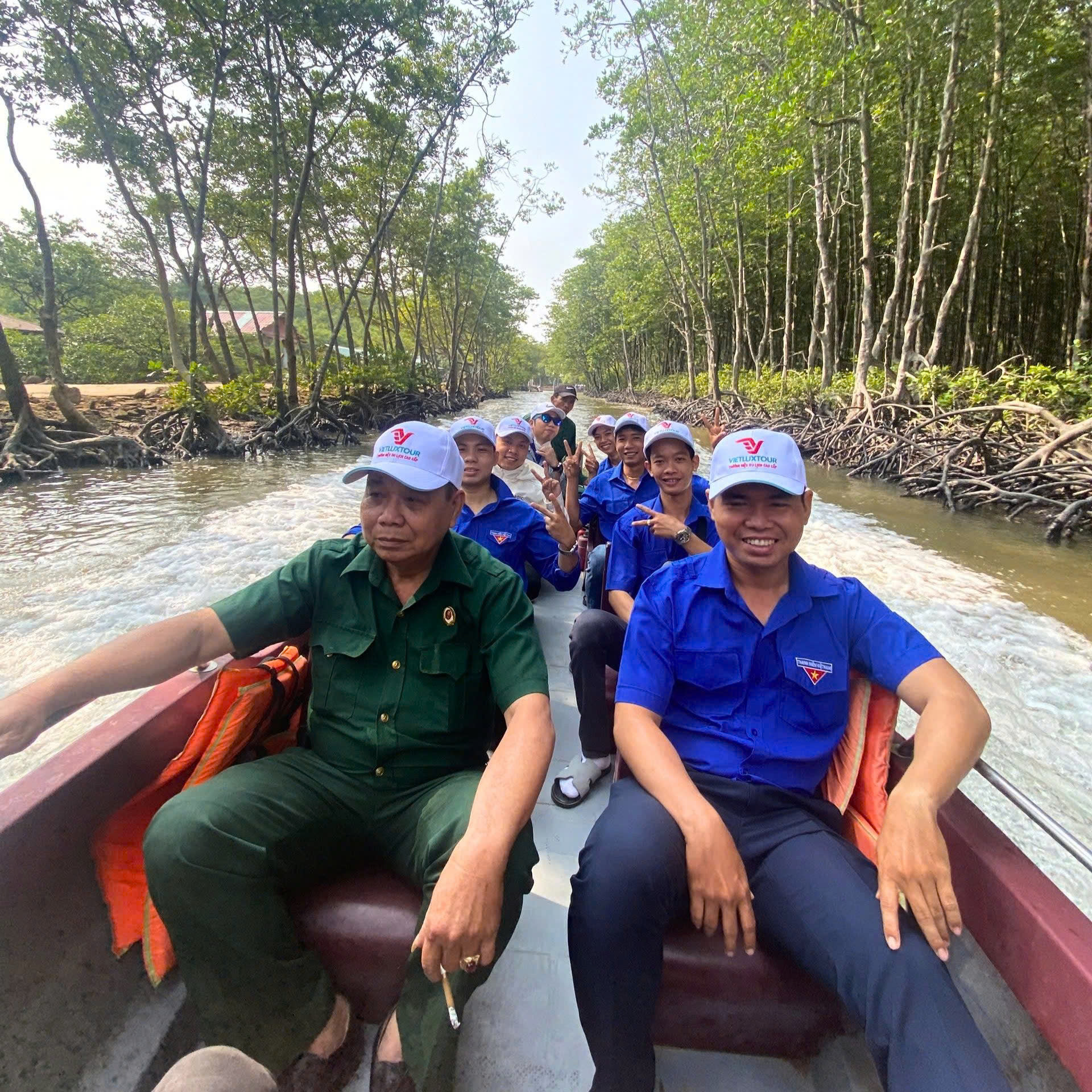 Du lịch TP HCM nhộn nhịp chưa từng thấy, vé máy bay cũng 