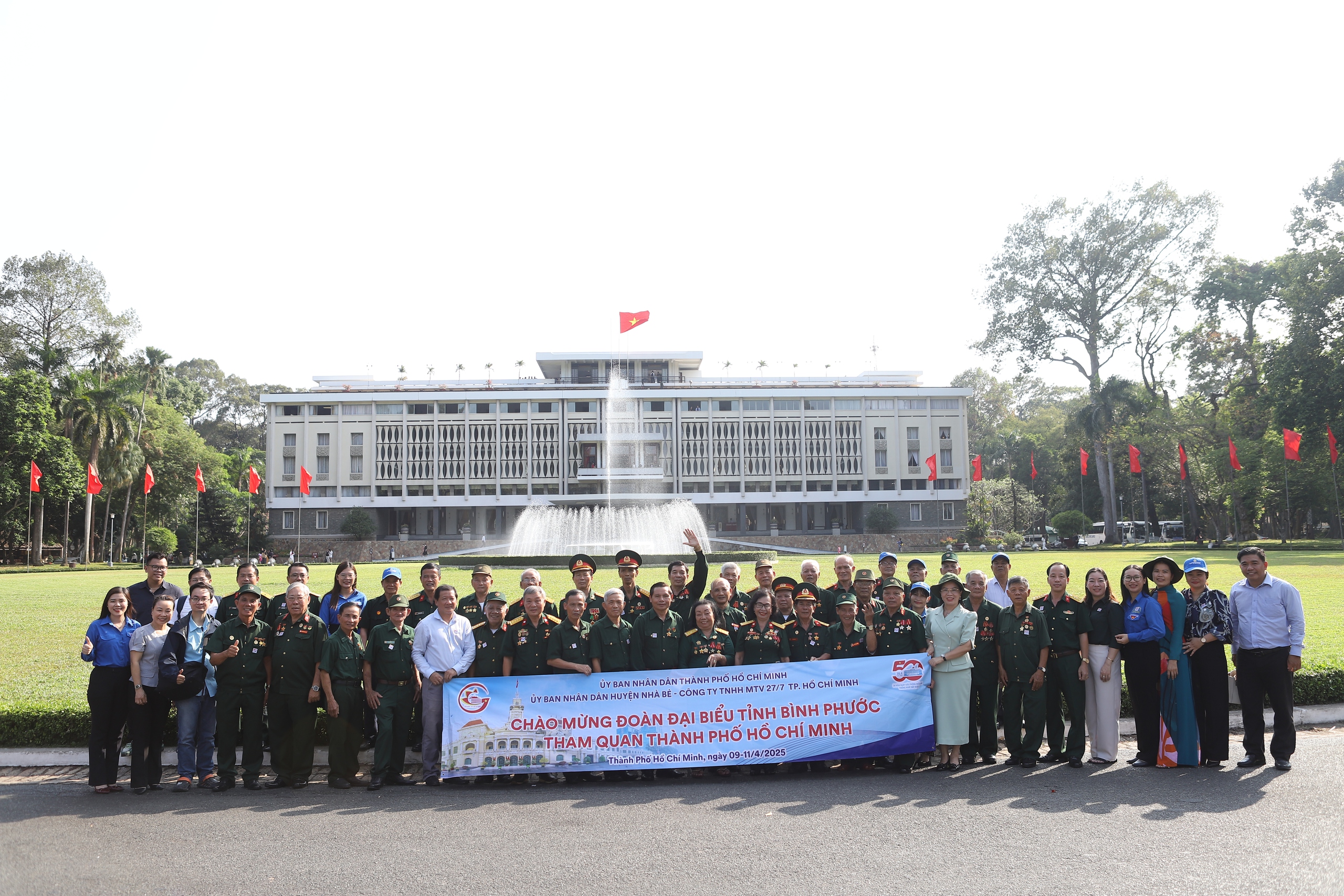 Du lịch TP HCM nhộn nhịp chưa từng thấy, vé máy bay cũng 