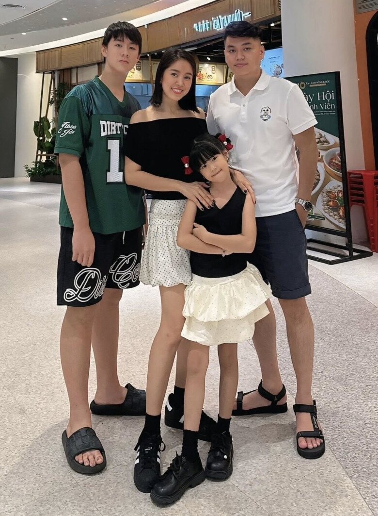 Gia đình Lê Phương - Trung Kiên luôn dành thời gian cùng đi chơi, quây quần hạnh phúc.