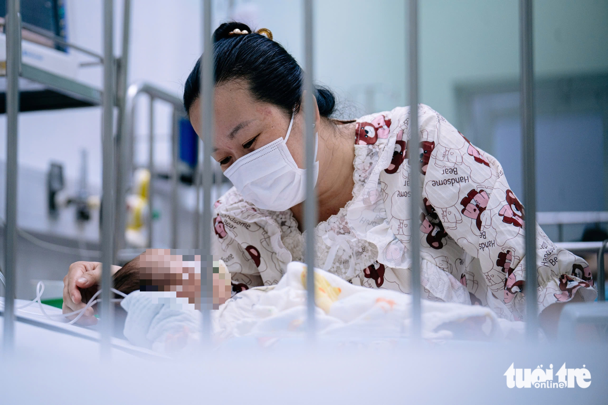 Trẻ mắc bệnh hô hấp tăng, 9 y bác sĩ xuyên đêm chăm gần 200 bệnh nhi 3 bệnh hô hấp - Ảnh 3.