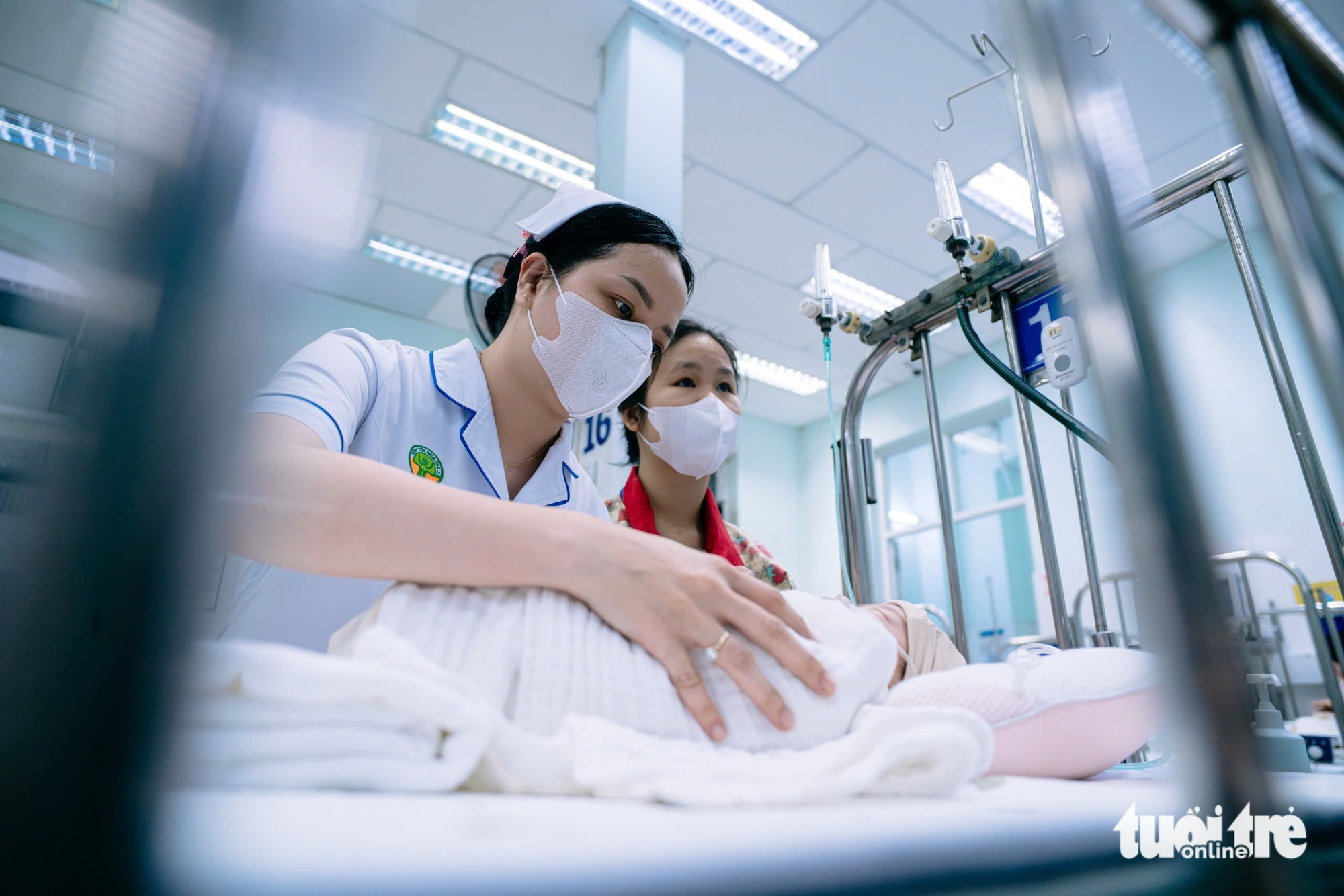 Trẻ mắc bệnh hô hấp tăng, 9 y bác sĩ xuyên đêm chăm gần 200 bệnh nhi 2 bệnh hô hấp - Ảnh 2.