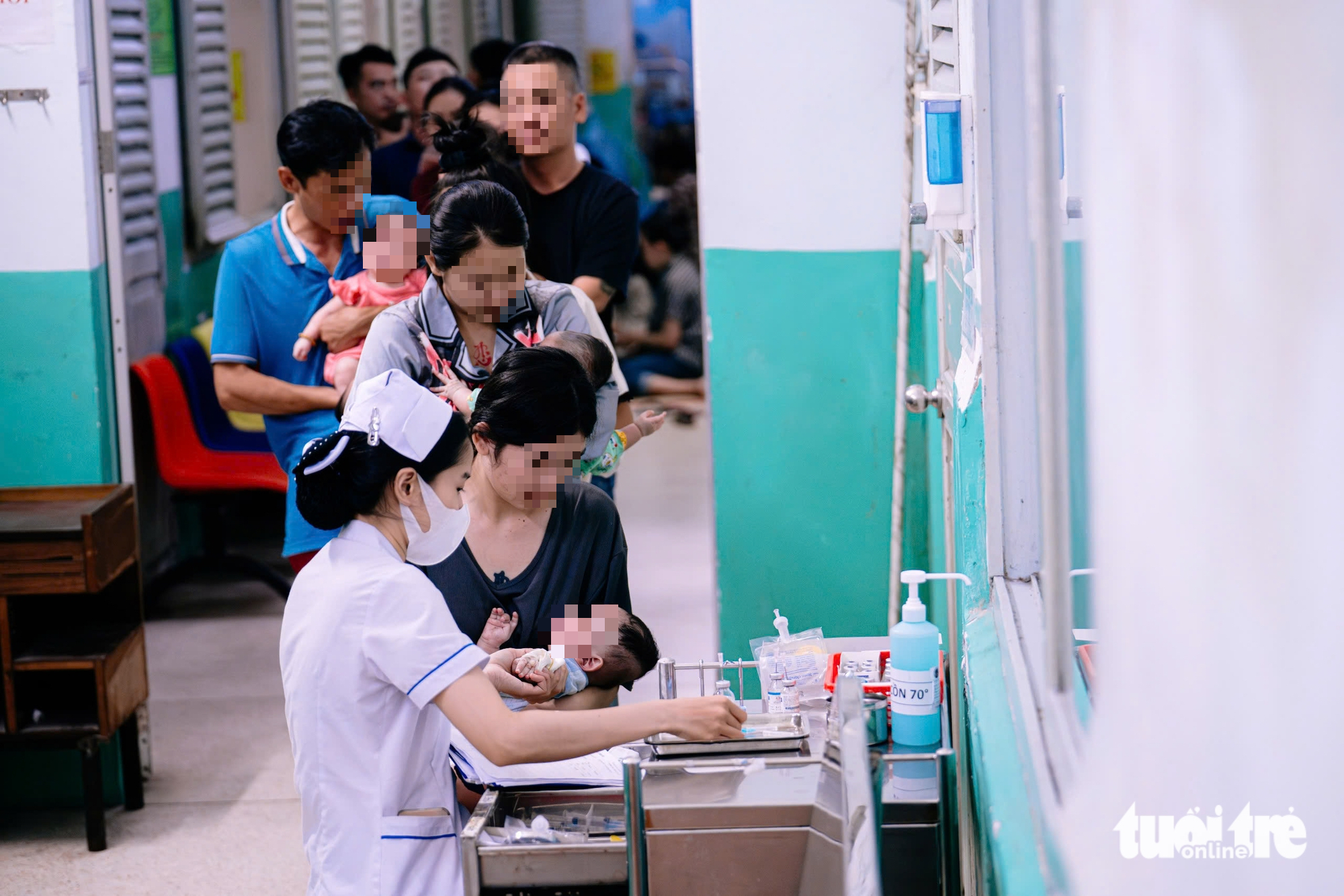 Trẻ mắc bệnh hô hấp tăng, 9 y bác sĩ xuyên đêm chăm gần 200 bệnh nhi 4 Trẻ mắc bệnh hô hấp tăng, 9 y bác sĩ xuyên đêm chăm gần 200 bệnh nhi - Ảnh 5.