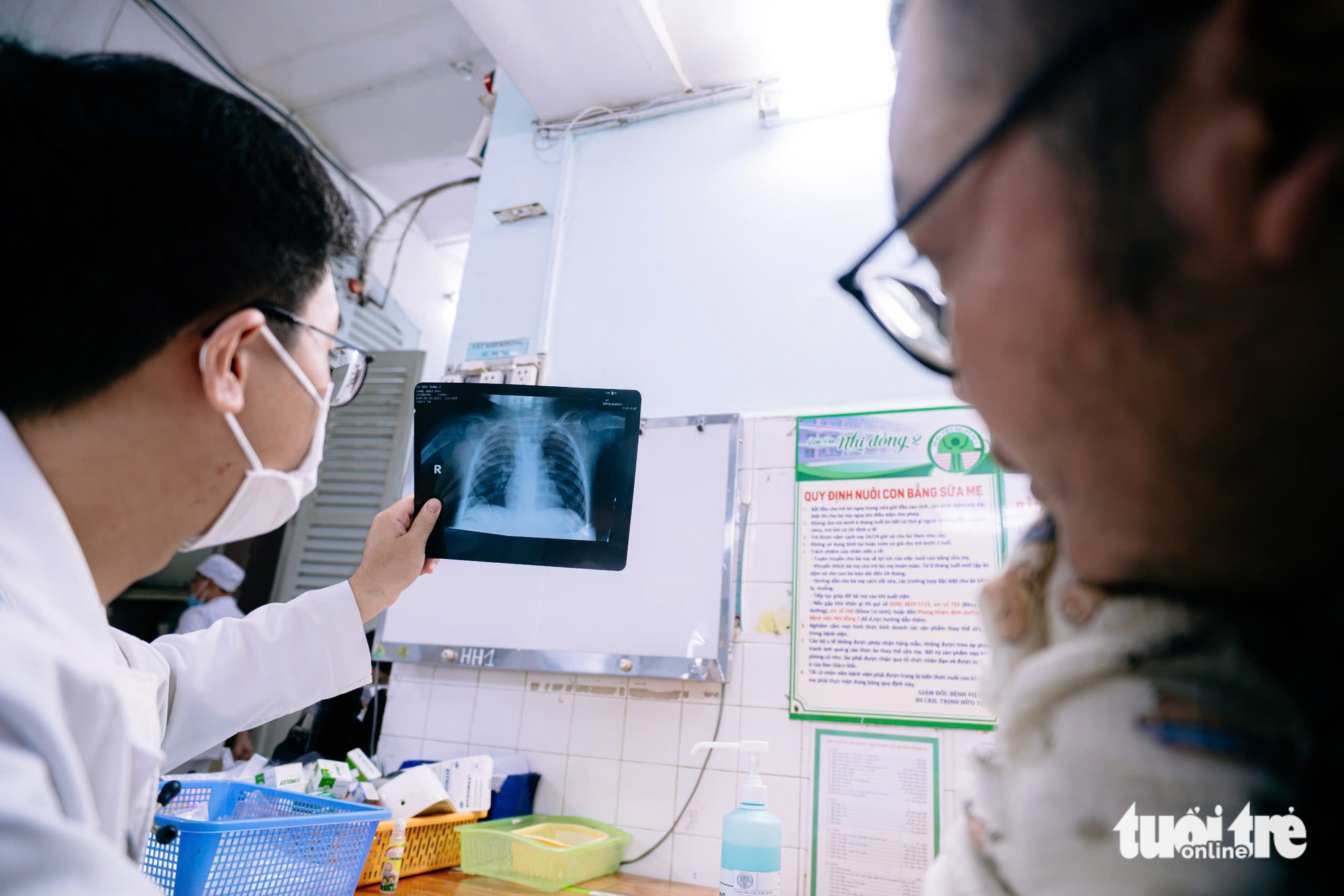 Trẻ mắc bệnh hô hấp tăng, 9 y bác sĩ xuyên đêm chăm gần 200 bệnh nhi 5 bệnh hô hấp - Ảnh 5.