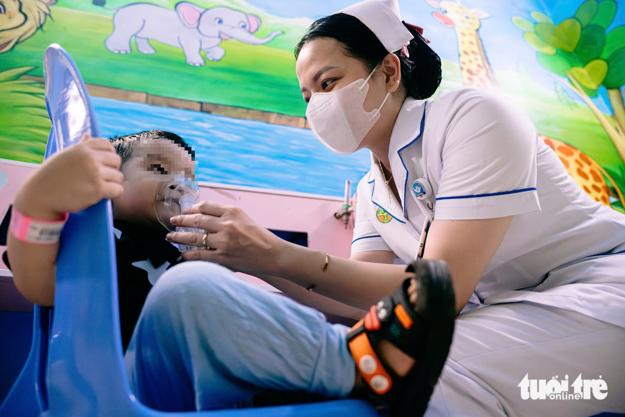 Trẻ mắc bệnh hô hấp tăng, 9 y bác sĩ xuyên đêm chăm gần 200 bệnh nhi 6 bệnh hô hấp - Ảnh 6.