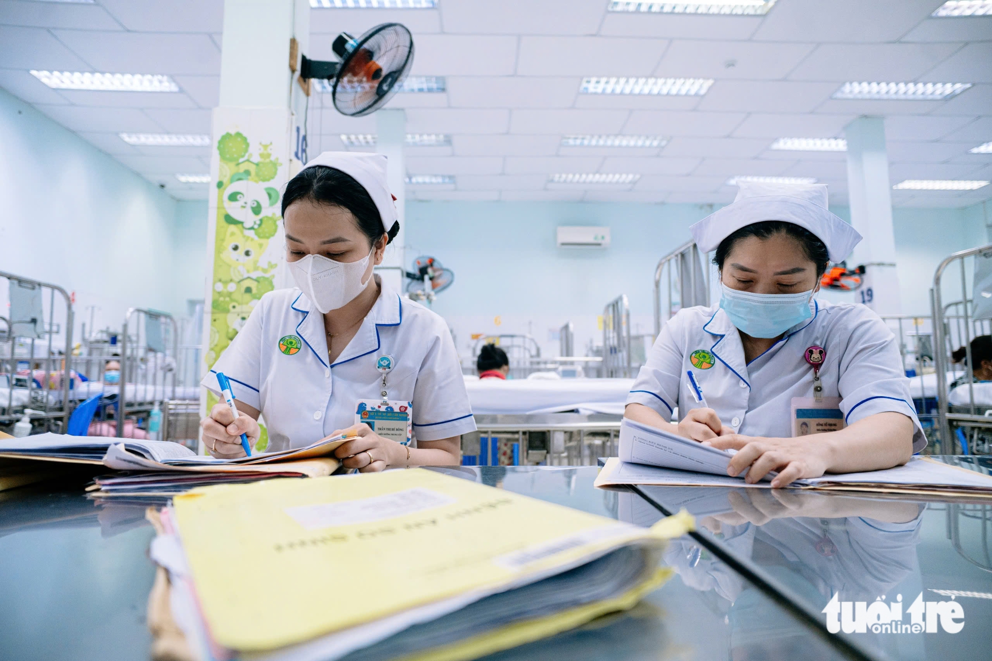 Trẻ mắc bệnh hô hấp tăng, 9 y bác sĩ xuyên đêm chăm gần 200 bệnh nhi 9 bệnh hô hấp - Ảnh 9.