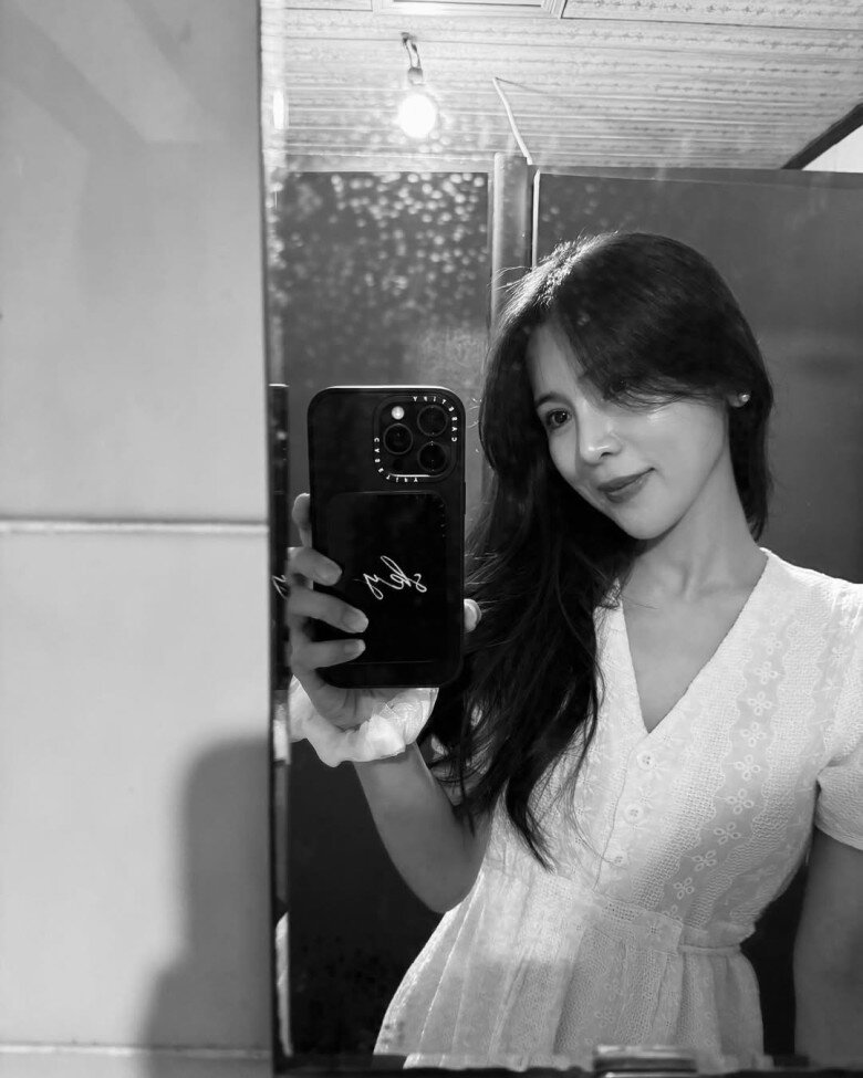 Nhan sắc "bạn gái" Hàn Quốc của Wanbi Tuấn Anh sau 12 năm rời Việt Nam, thái độ với mẹ người cũ gây bất ngờ 7 Sky hiện tại vẫn xinh đẹp như ngày nào nhưng trông cô trưởng thành hơn.