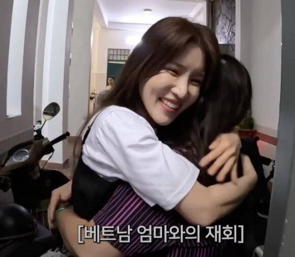 Nhan sắc "bạn gái" Hàn Quốc của Wanbi Tuấn Anh sau 12 năm rời Việt Nam, thái độ với mẹ người cũ gây bất ngờ 10 Sky vẫn giữ mối quan hệ tốt với gia đình ca sĩ Wanbi Tuấn Anh và thoải mái gọi mẹ của anh là mẹ.