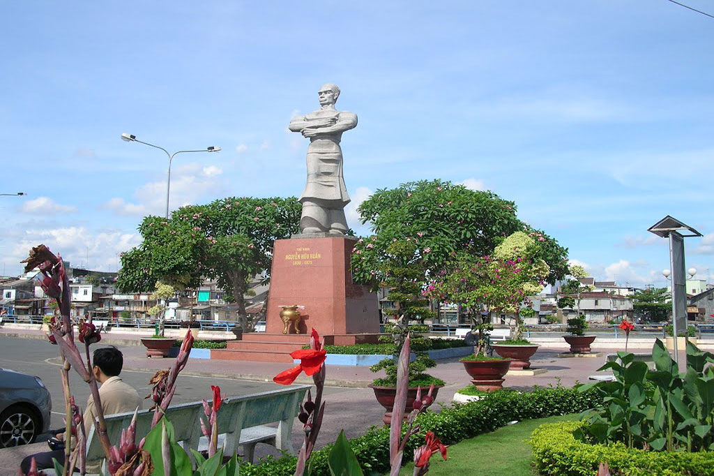 Tượng Thủ khoa Nguyễn Hữu Huân