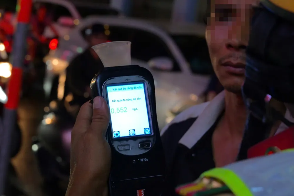 Máy đo hiển thị mức vi phạm của anh BKU (29 tuổi, quê TP Huế) là 0,552mg/l khí thở, vượt mức kịch khung. Ảnh: PHẠM HẢI uong-bia-mung-20-10-tai-xe-bi-xu-phat-9-trieu-dong-vi-vi-pham-nong-do-con_8.jpg