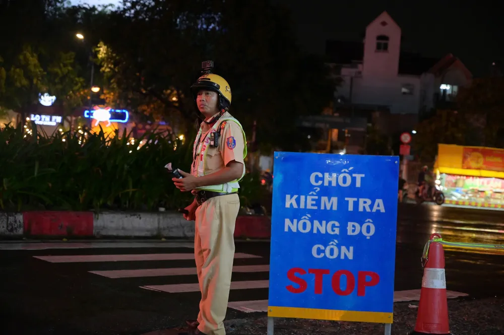 Tổ công tác CSGT lập chốt tại giao lộ Trường Chinh – Tây Thạnh để kiểm tra, xử lý các trường hợp vi phạm nồng độ cồn theo quy định. Ảnh: PHẠM HẢI uong-bia-mung-20-10-tai-xe-bi-xu-phat-9-trieu-dong-vi-vi-pham-nong-do-con_4.jpg