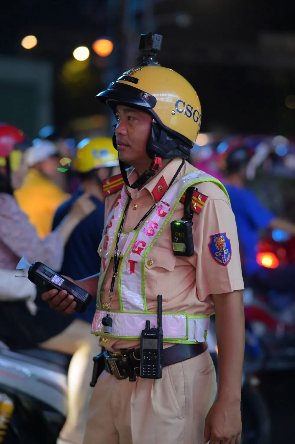 Lực lượng CSGT TP.HCM kiểm tra nồng độ cồn đối với các tài xế tham gia giao thông trong tối 20-10 nhằm đảm bảo an toàn và ngăn ngừa tai nạn giao thông. Ảnh: PHẠM HẢI uong-bia-mung-20-10-tai-xe-bi-xu-phat-9-trieu-dong-vi-vi-pham-nong-do-con_5.jpg