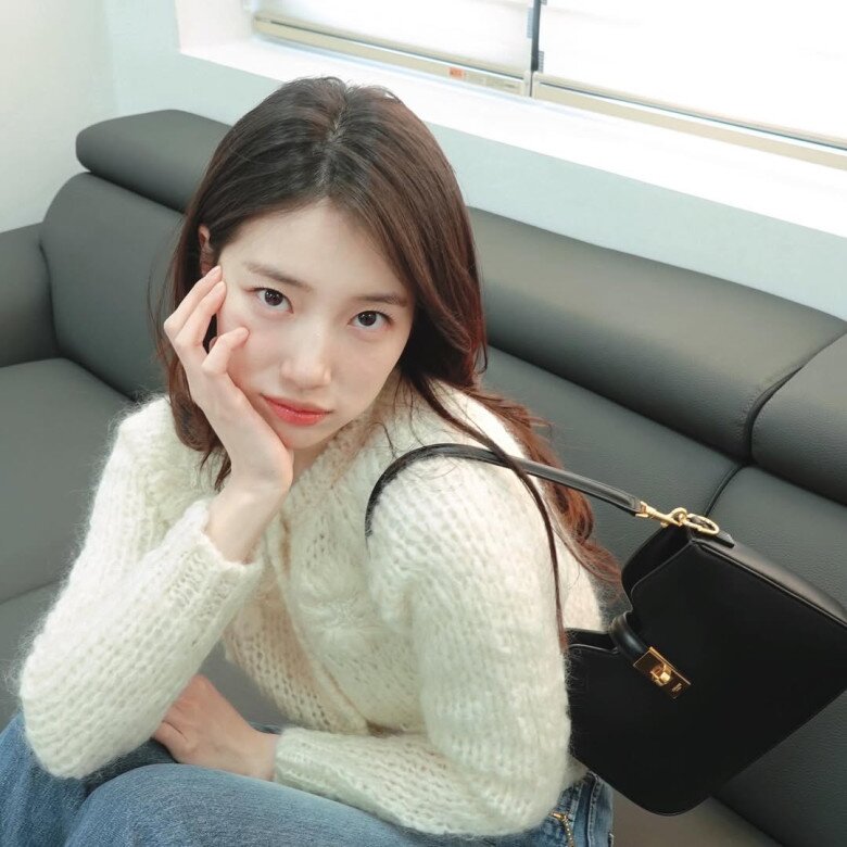 Ở tuổi 31, Suzy vẫn là biểu tượng nhan sắc hàng đầu Kbiz. Làn da căng bóng, thần thái tươi tắn của cô là minh chứng cho việc chăm sóc giản dị nhưng hiệu quả. Không cần đến công nghệ đắt tiền, Suzy chọn yêu chiều bản thân bằng sự kiên trì và tinh tế mỗi ngày.