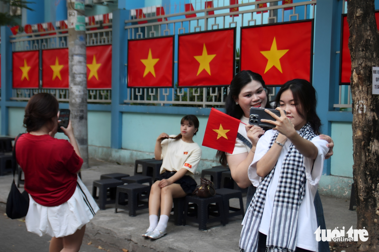 Không khí lễ hội ngập tràn quán cà phê dịp lễ 30-4 - Ảnh 6.