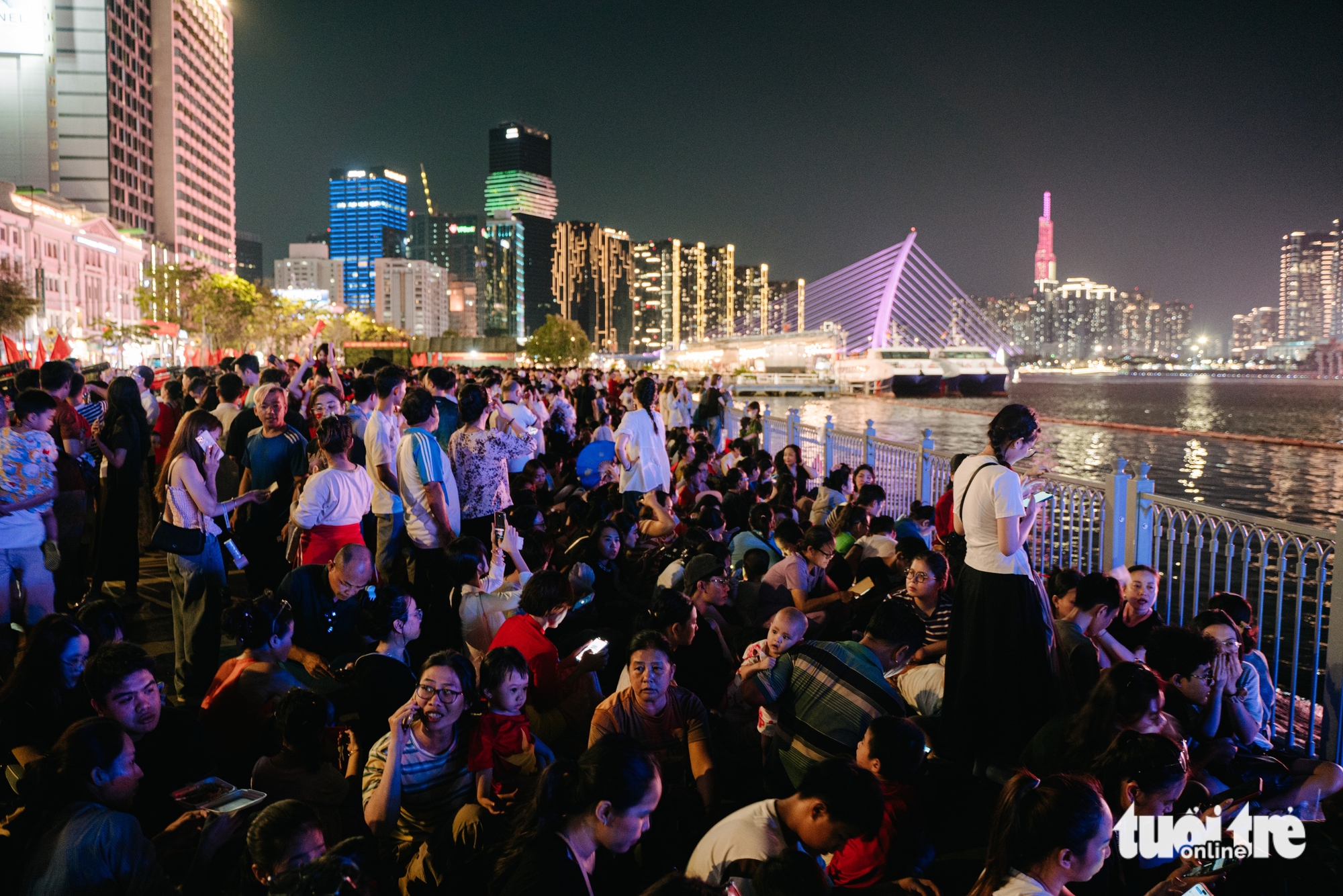 Người dân, du khách TP.HCM đổ xô ra Bến Bạch Đằng xem pháo hoa mừng đại lễ 30-4 - Ảnh 2. Rực rỡ pháo hoa mừng đại lễ 30-4 - Ảnh 3.