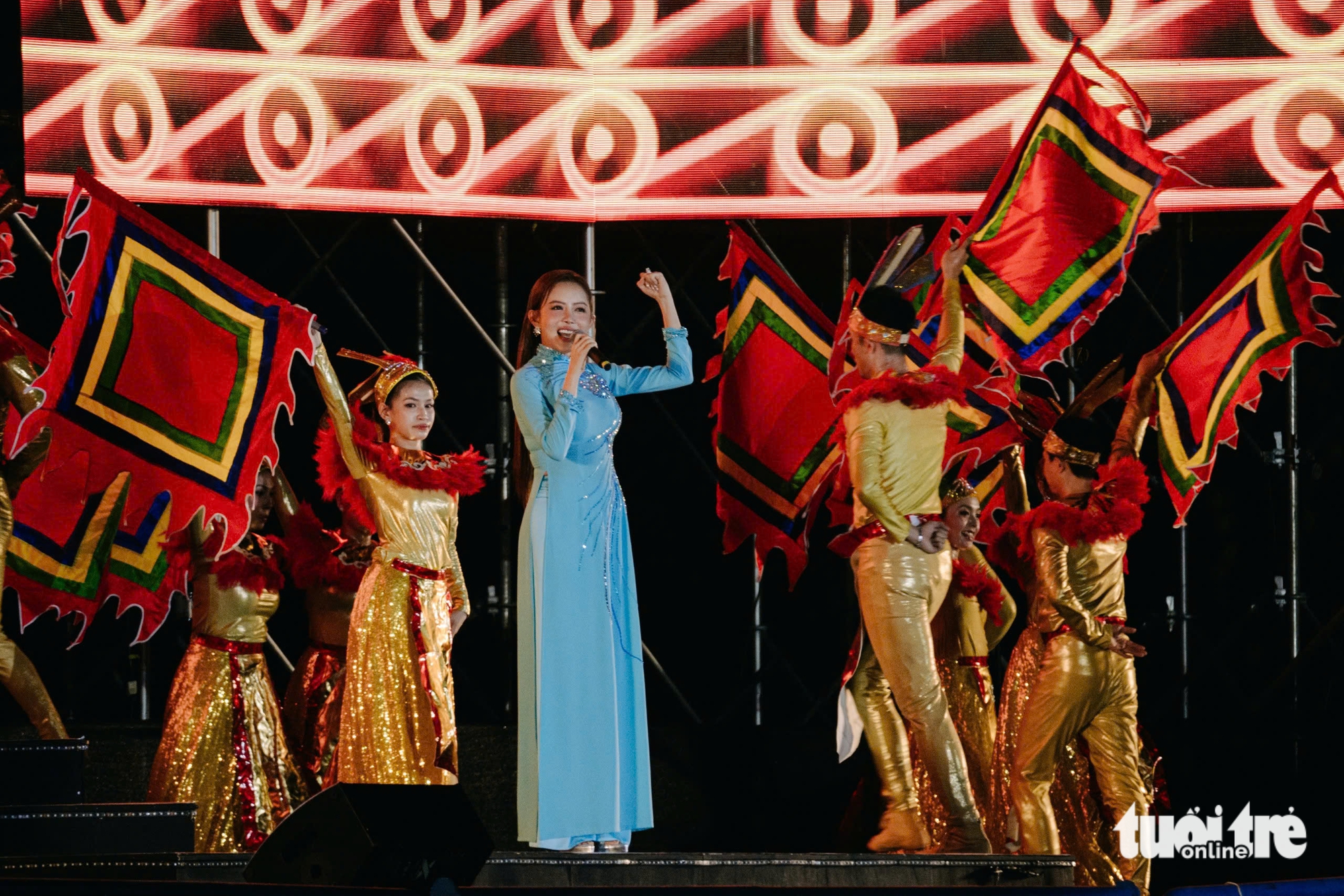 Rực rỡ pháo hoa mừng đại lễ 30-4 1 Rực rỡ pháo hoa mừng đại lễ 30-4 - Ảnh 4.