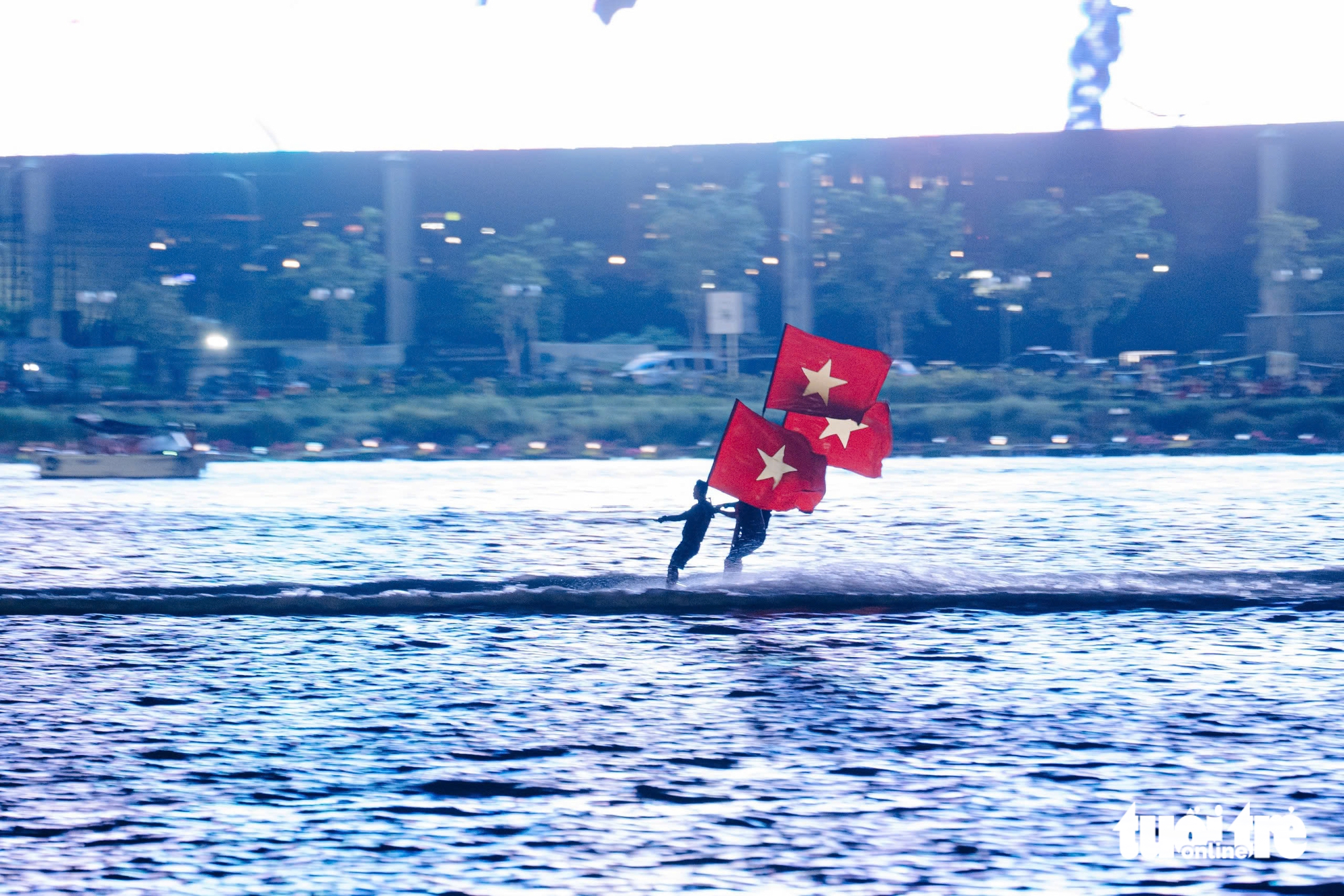 Rực rỡ pháo hoa mừng đại lễ 30-4 2 30-4 - Ảnh 4.