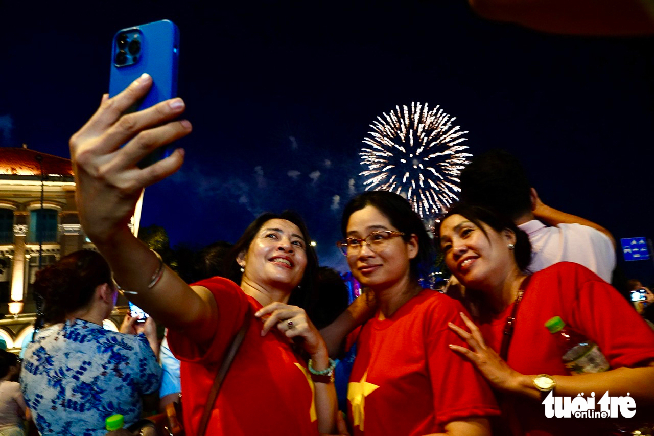 Người dân, du khách TP.HCM đổ xô ra Bến Bạch Đằng xem pháo hoa mừng đại lễ 30-4 - Ảnh 6. Rực rỡ pháo hoa mừng đại lễ 30-4 - Ảnh 7.