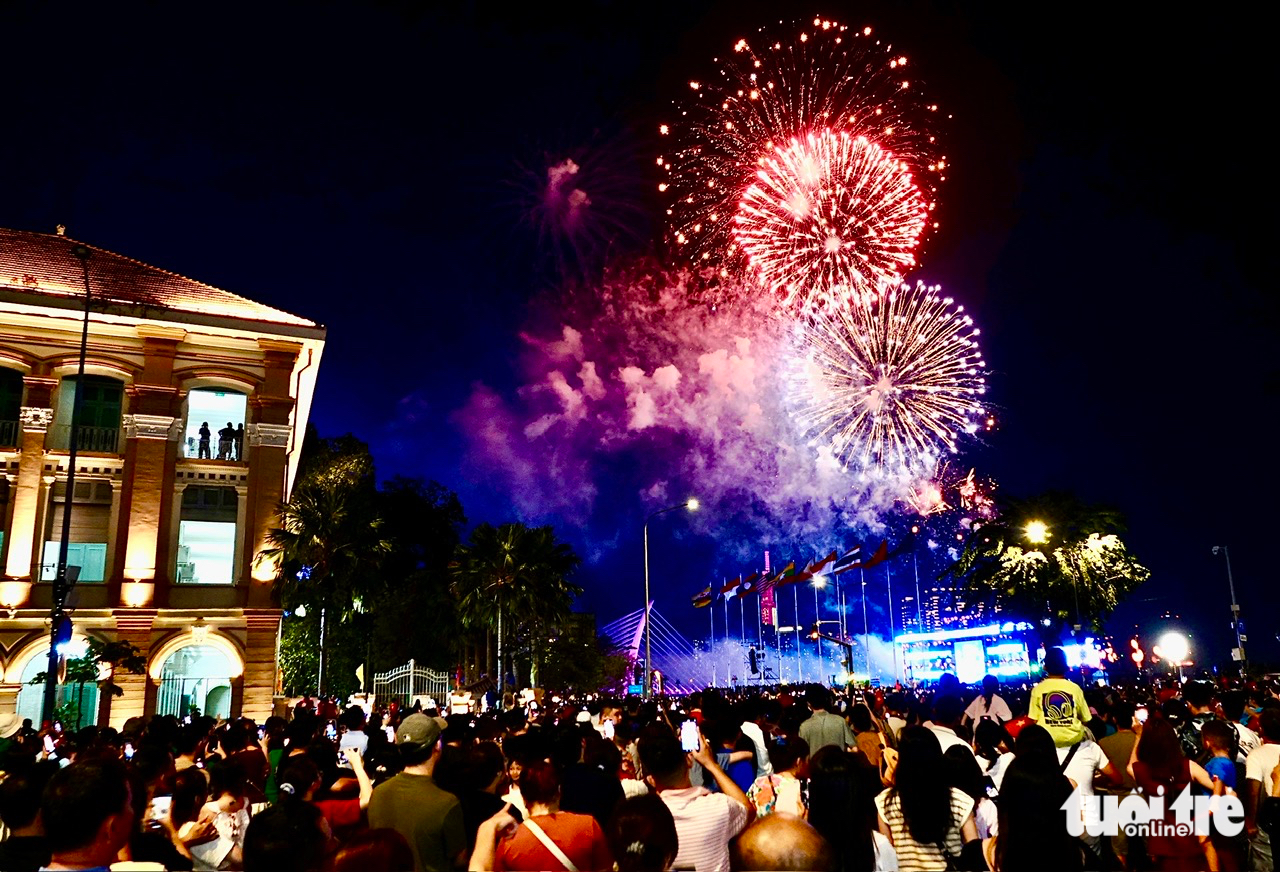 Rực rỡ pháo hoa mừng đại lễ 30-4 3 30-4 - Ảnh 7.